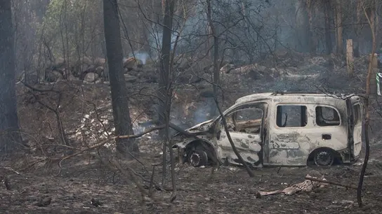 El coche donde fallecieron dos mujeres, víctimas del fuego, en la zona de Chandebrito en Nigrán El coche donde fallecieron dos mujeres, víctimas del fuego, en la zona de Chandebrito en Nigrán