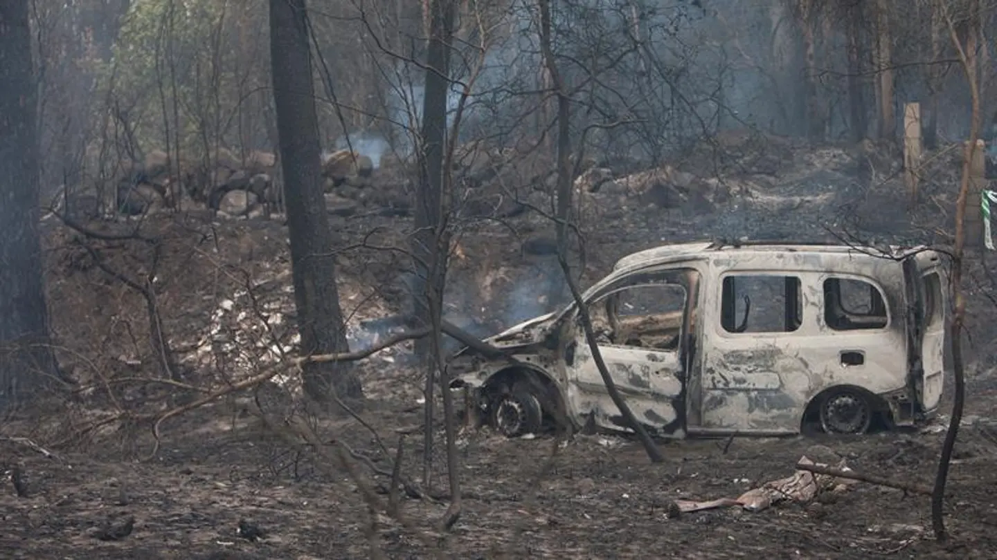 El coche donde fallecieron dos mujeres, víctimas del fuego, en la zona de Chandebrito en Nigrán El coche donde fallecieron dos mujeres, víctimas del fuego, en la zona de Chandebrito en Nigrán