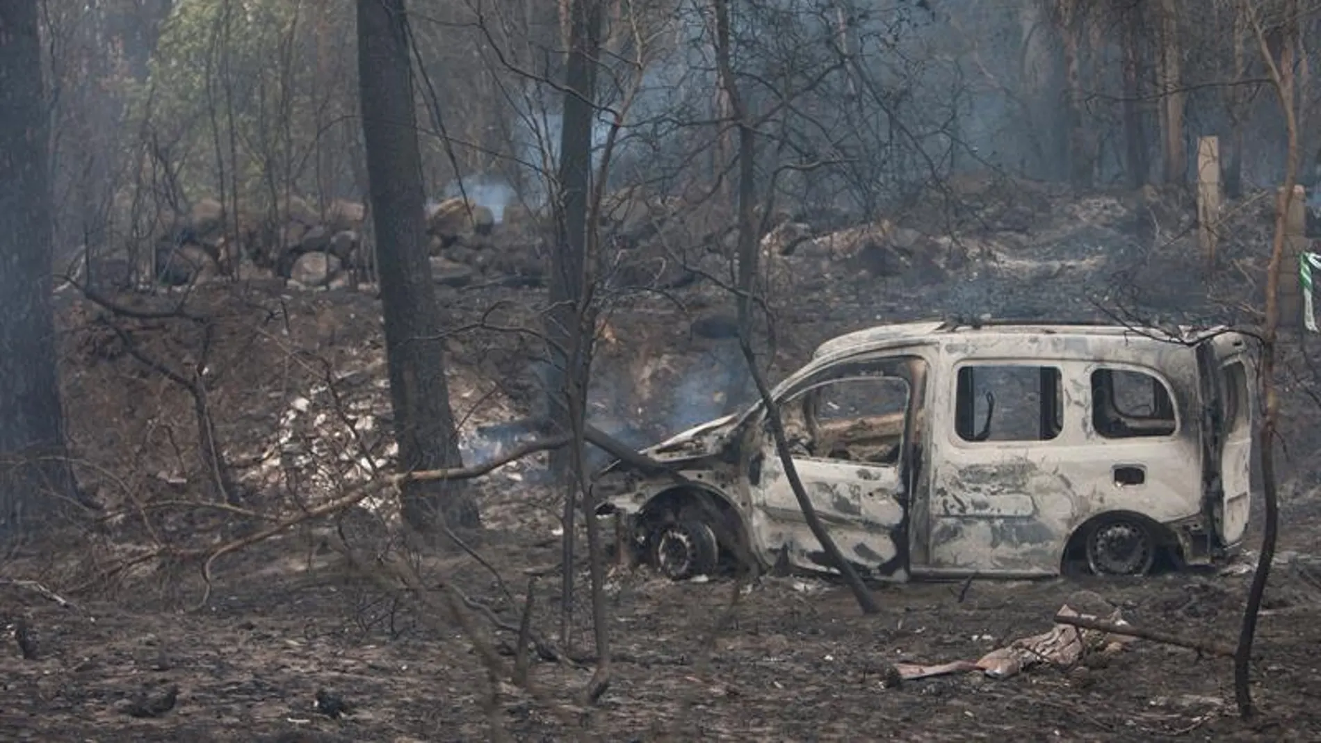 El coche donde fallecieron dos mujeres, víctimas del fuego, en la zona de Chandebrito en Nigrán