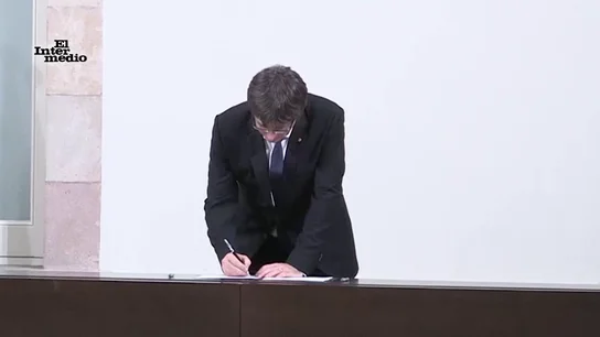 Carles Puigdemont firmando Carles Puigdemont