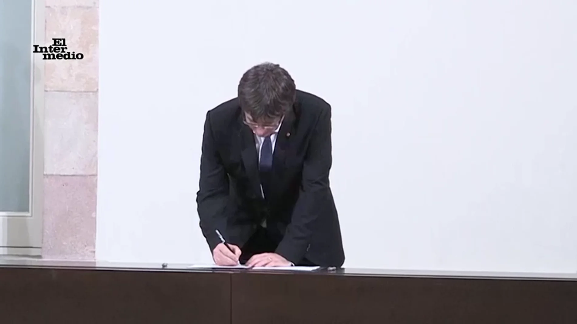 Carles Puigdemont firmando