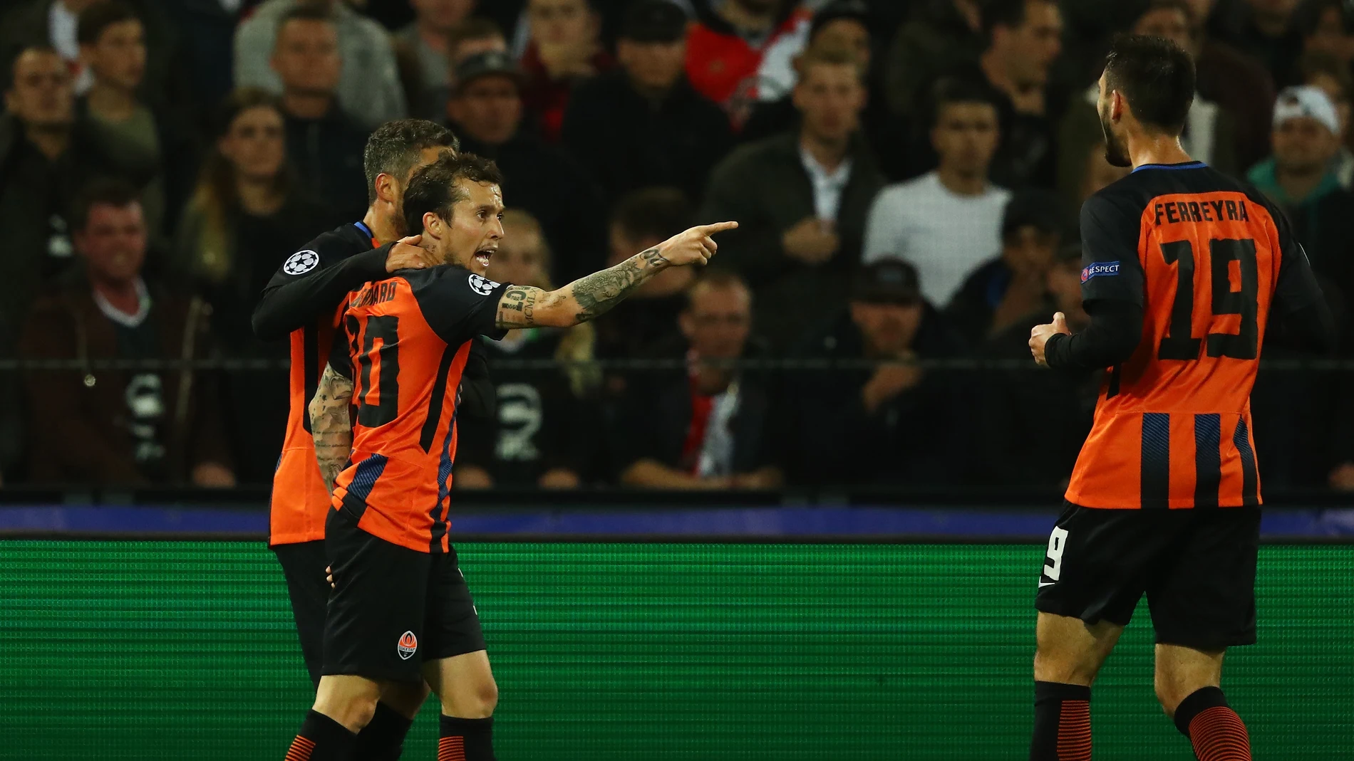 Bernard celebra un gol para el Shakhtar ante el Feyenoord