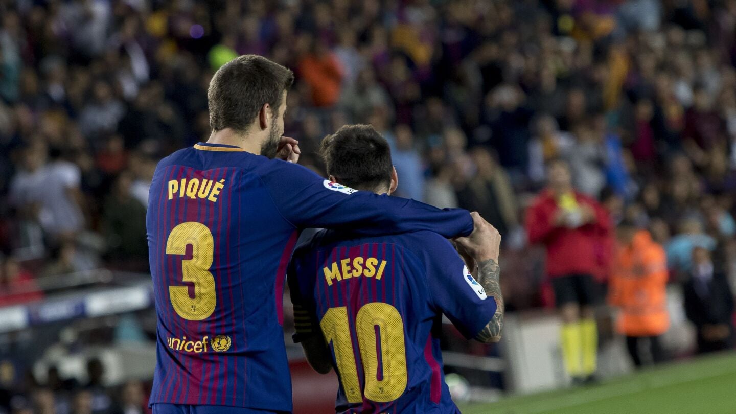 Piqu&eacute; y Messi celebran un gol en un partido del Barcelona