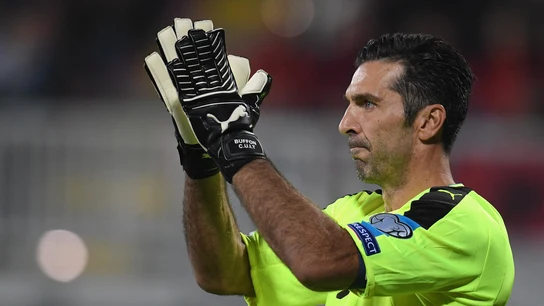 Buffon aplaude a los aficionados tras un partido con la selección italiana Buffon aplaude a los aficionados tras un partido con la selección italiana
