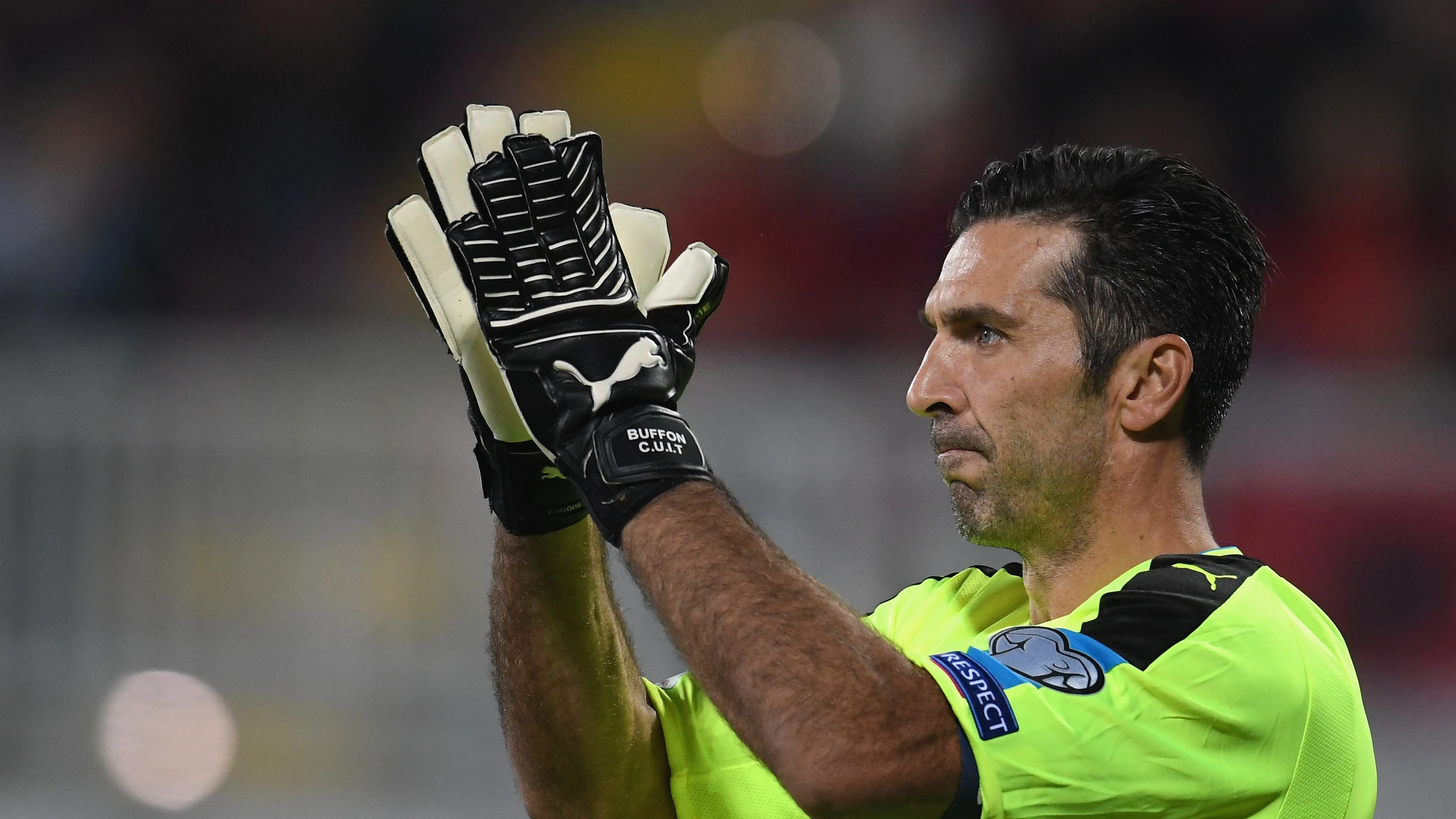 Buffon aplaude a los aficionados tras un partido con la selección italiana