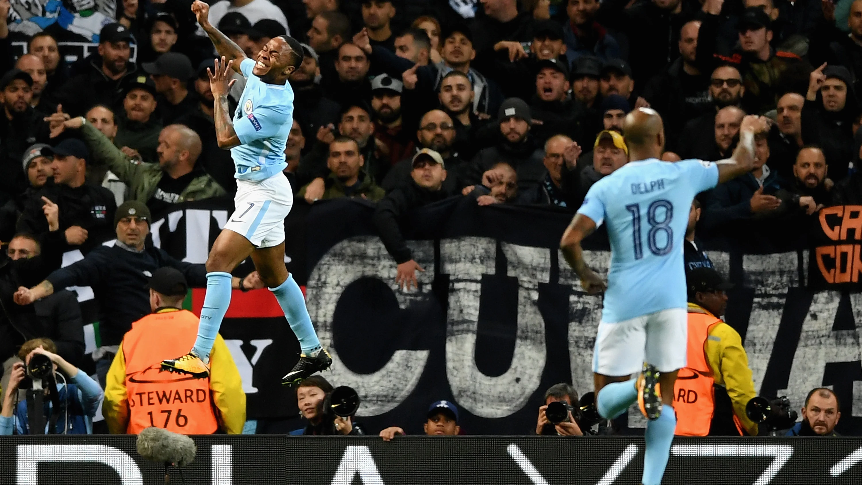 Sterling celebra el 1-0 ante el Nápoles