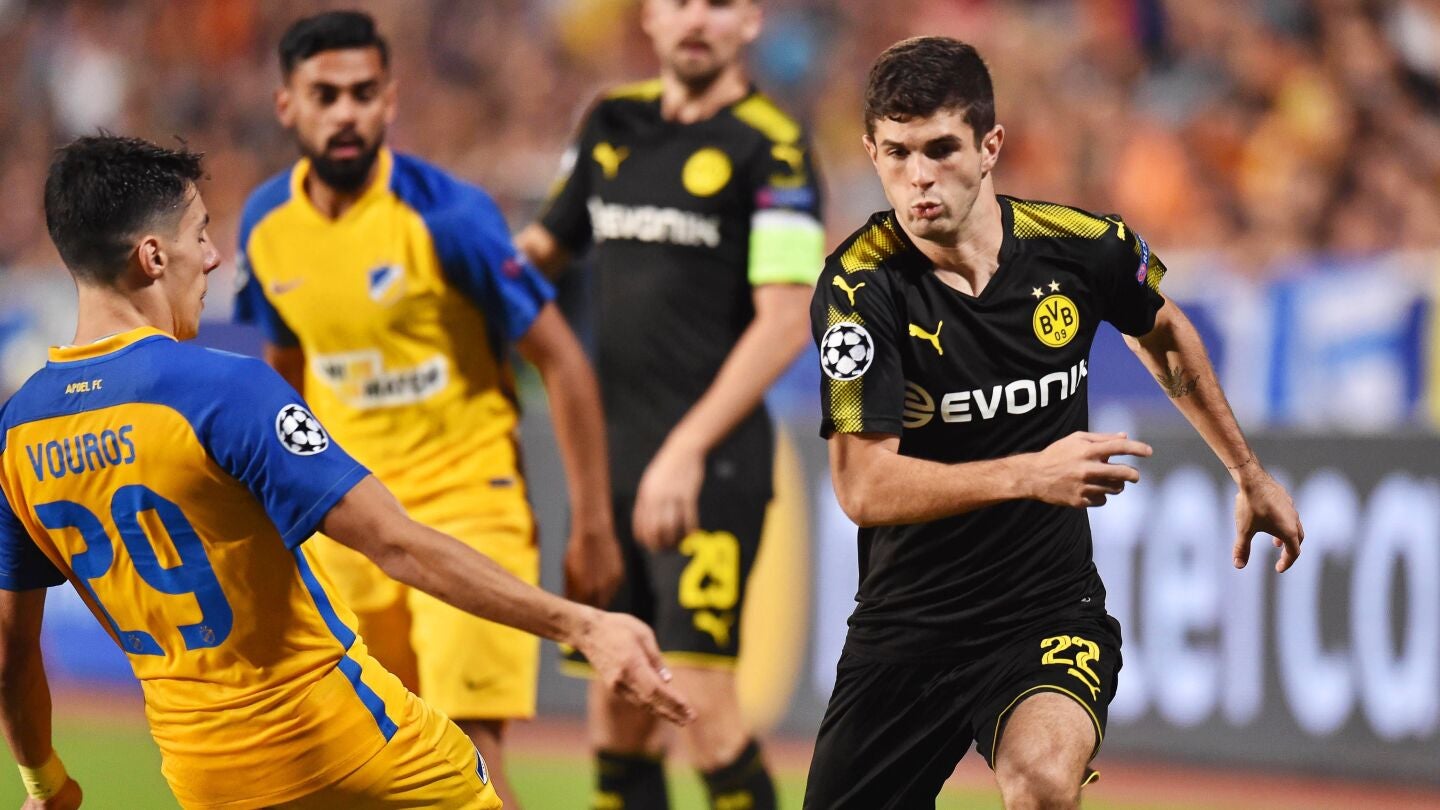 Praxitelis Vouros disputa el bal&oacute;n con Christian Pulisic