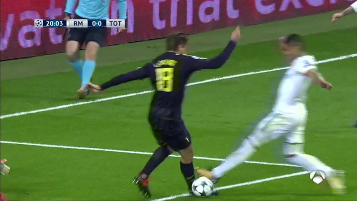 ¿Penalti de Casemiro sobre Llorente? 