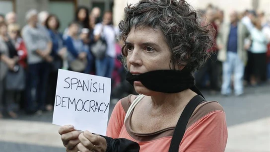 Una mujer durante la concentración que se ha celebrado en la plaza de Sant Jaume Una mujer durante la concentración que se ha celebrado en la plaza de Sant Jaume