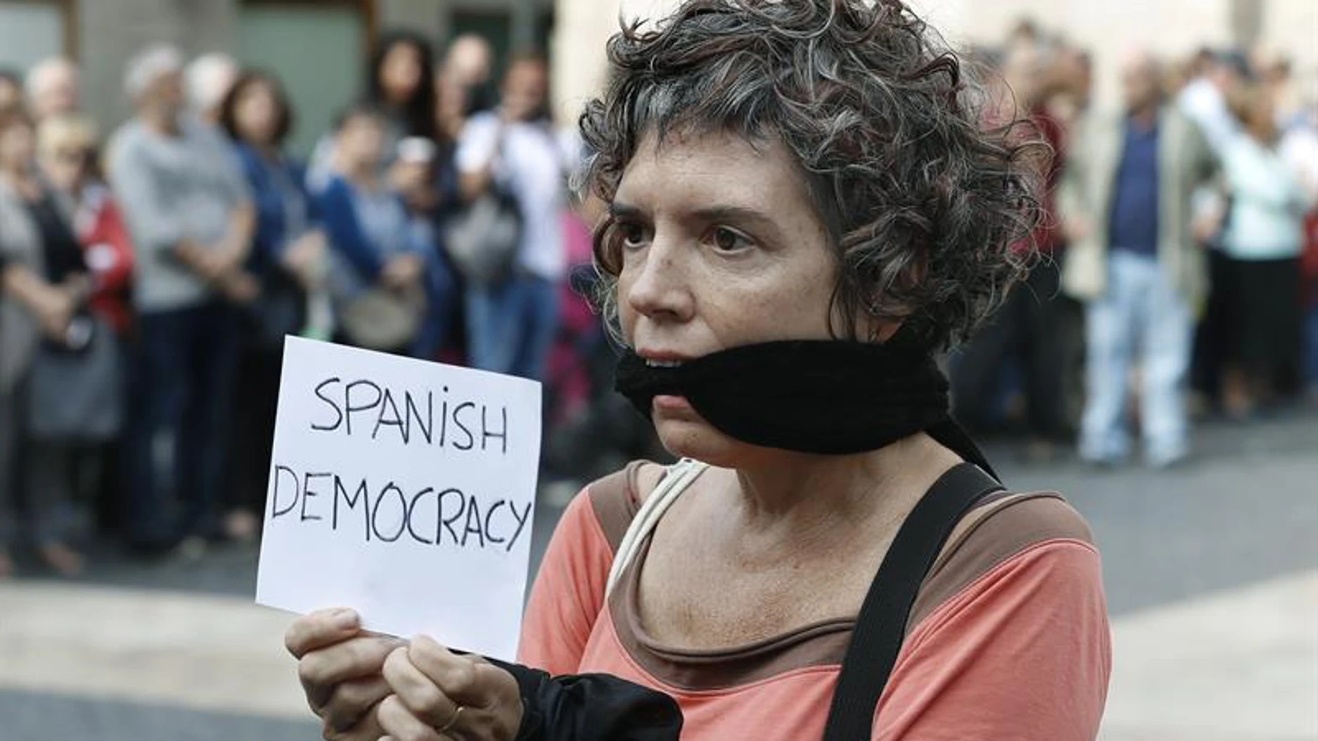 Una mujer durante la concentración que se ha celebrado en la plaza de Sant Jaume