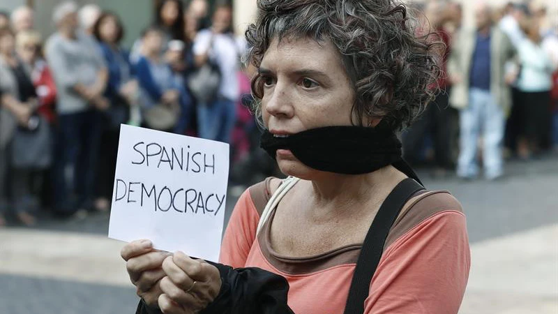 Una mujer durante la concentración que se ha celebrado en la plaza de Sant Jaume