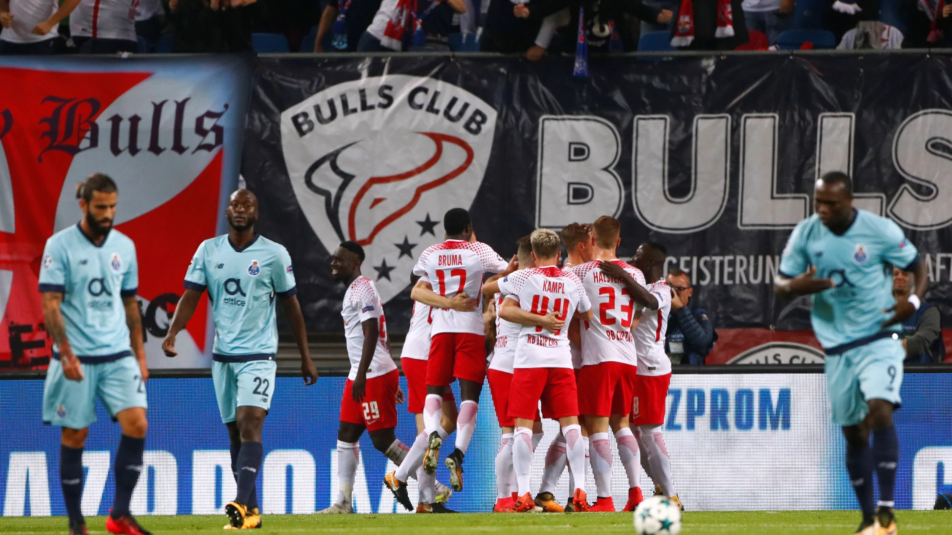 Los jugadores del Leipzig celebran uno de sus goles contra el Oporto