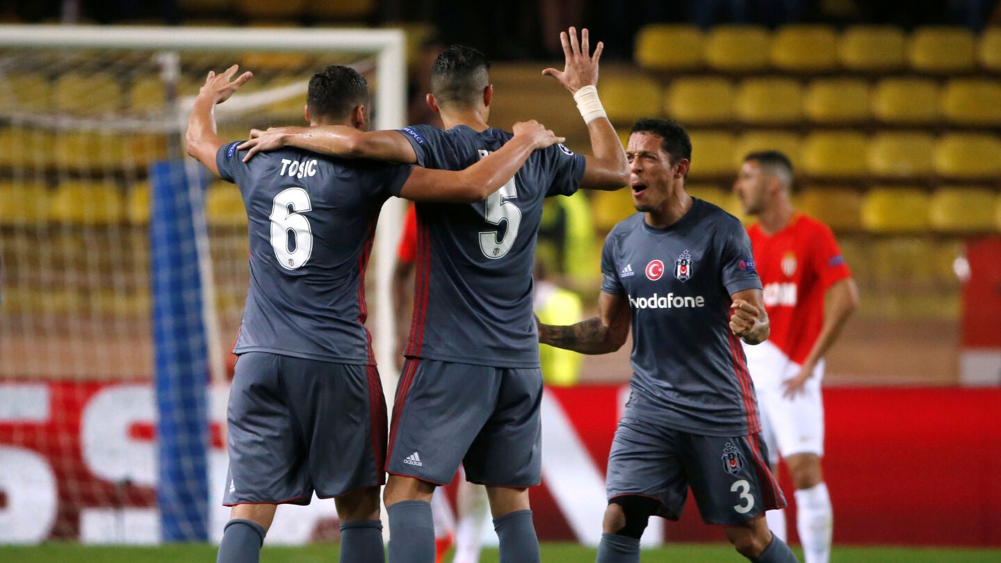 Los jugadores del Besiktas celebran su victoria ante el M&oacute;naco