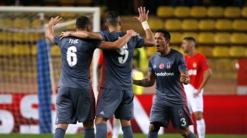 Los jugadores del Besiktas celebran su victoria ante el Mónaco