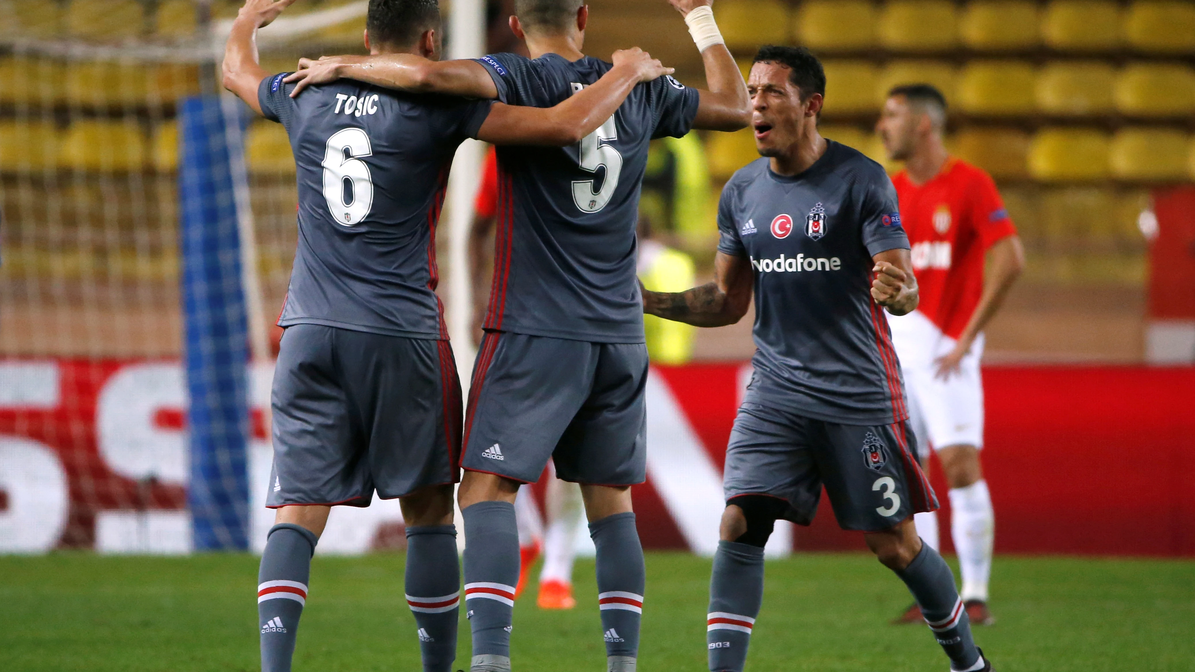 Los jugadores del Besiktas celebran su victoria ante el Mónaco