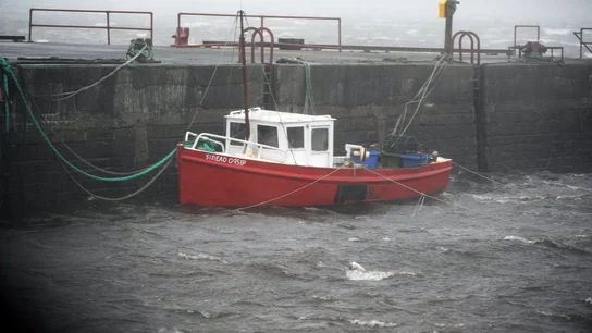 Vista de un barco amarrado a un muelle en el condado de Clare, en la costa atlántica irlandesa Vista de un barco amarrado a un muelle en el condado de Clare, en la costa atlántica irlandesa
