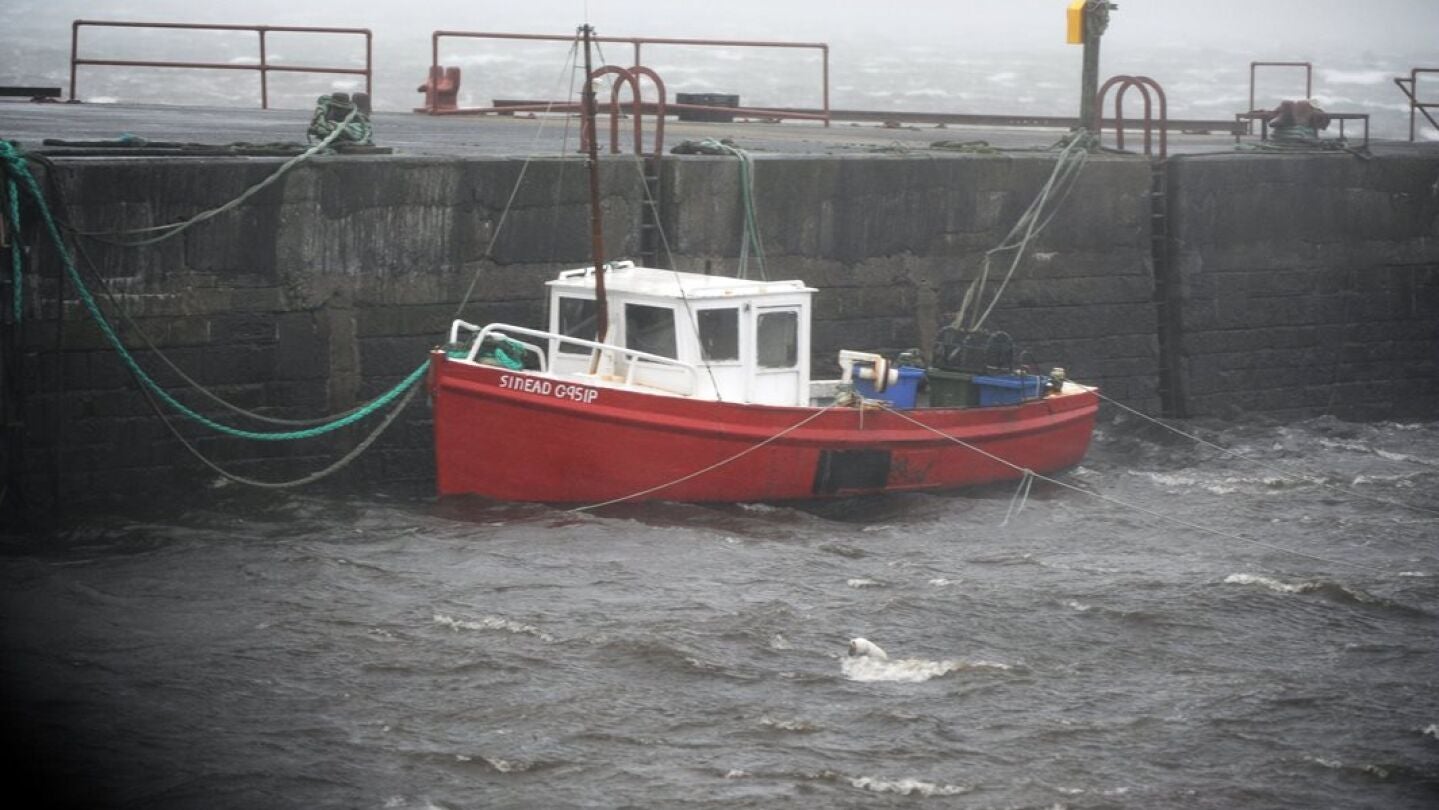 Vista de un barco amarrado a un muelle en el condado de Clare, en la costa atl&aacute;ntica irlandesa