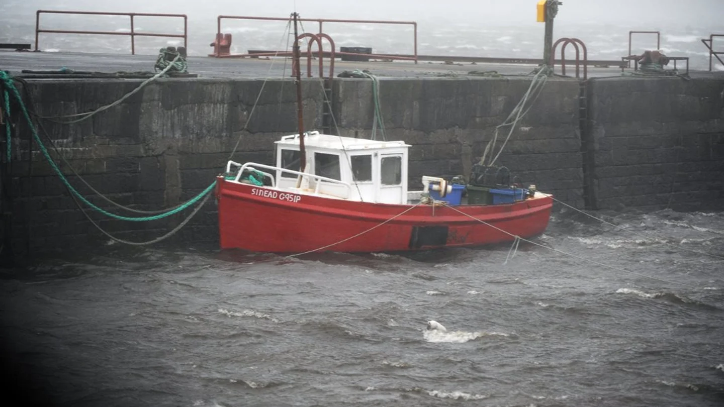 Vista de un barco amarrado a un muelle en el condado de Clare, en la costa atlántica irlandesa Vista de un barco amarrado a un muelle en el condado de Clare, en la costa atlántica irlandesa