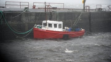 Vista de un barco amarrado a un muelle en el condado de Clare, en la costa atlántica irlandesa