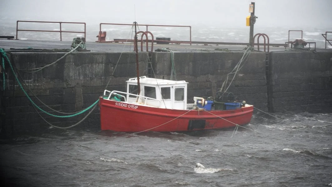 Vista de un barco amarrado a un muelle en el condado de Clare, en la costa atlántica irlandesa