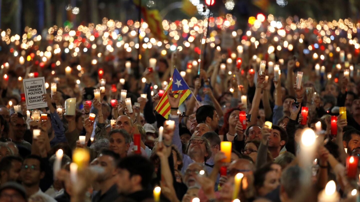 Miles de personas piden en Barcelona libertad para S&agrave;nchez y Cuixart