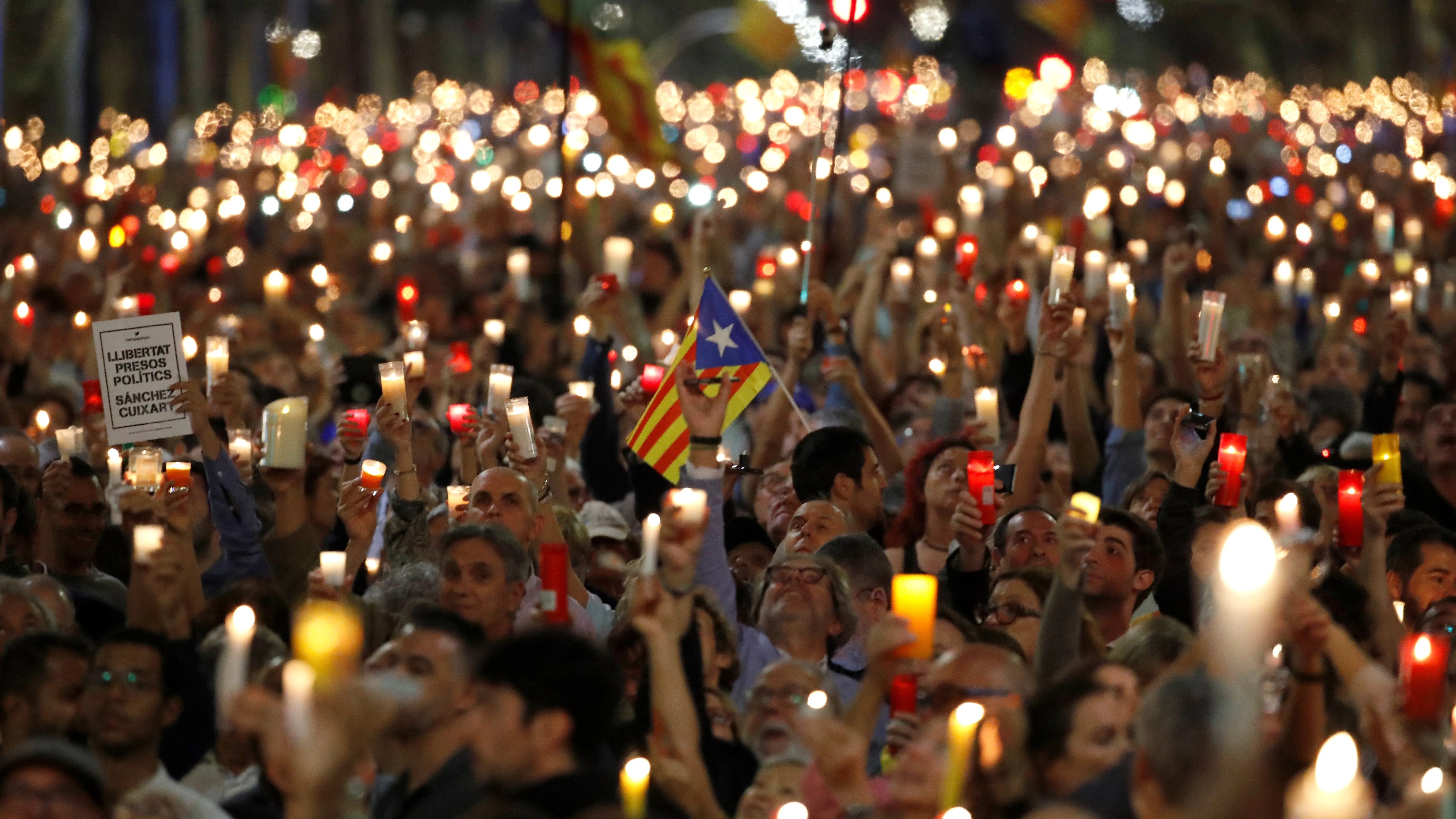 Miles de personas piden en Barcelona libertad para Sànchez y Cuixart