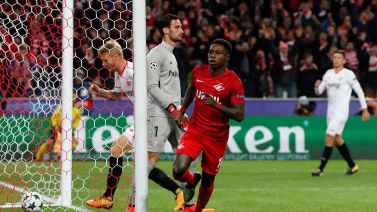 Quincy Promes celebra un gol ante el Sevilla