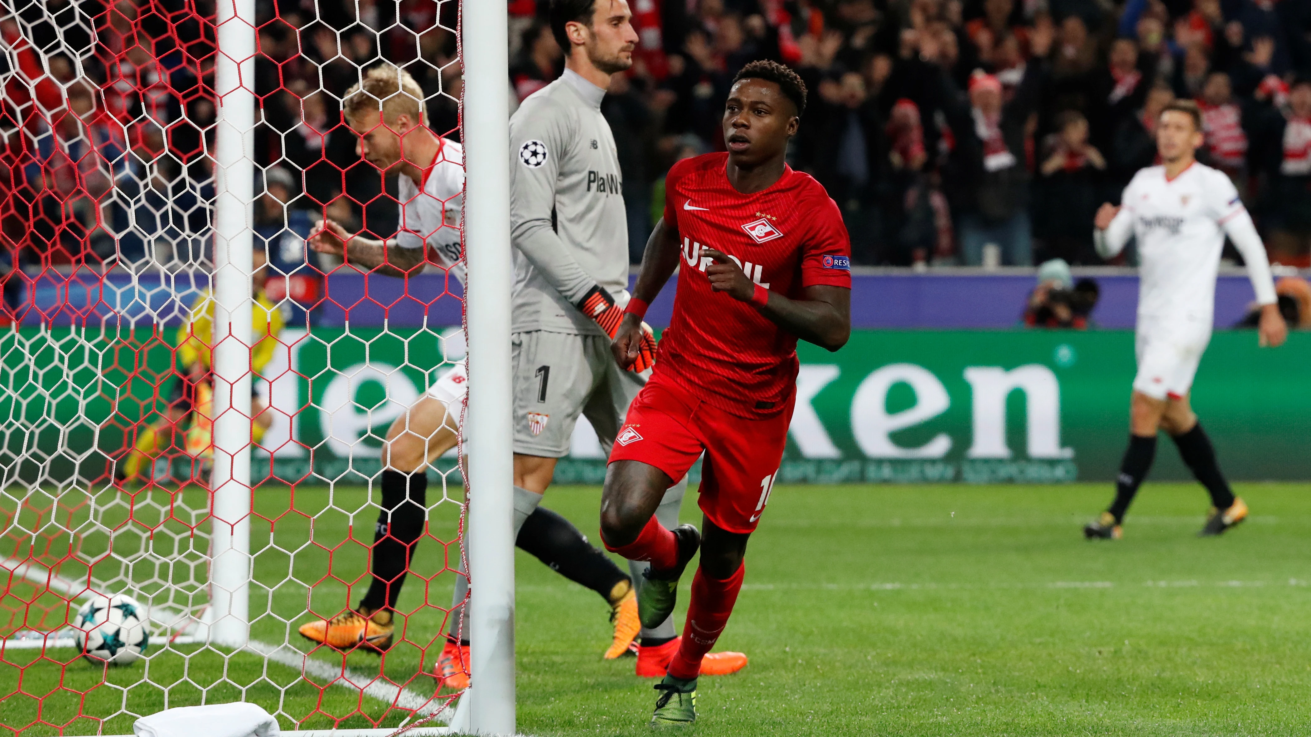 Quincy Promes celebra un gol ante el Sevilla