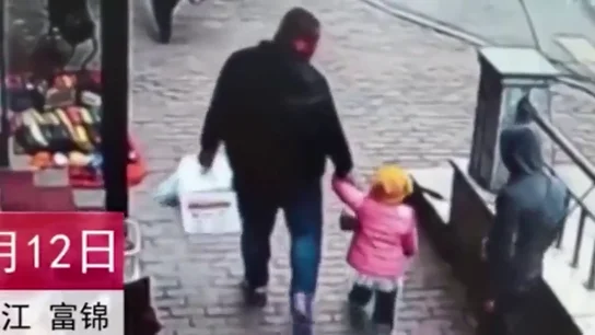El padre junto a su hija El padre junto a su hija