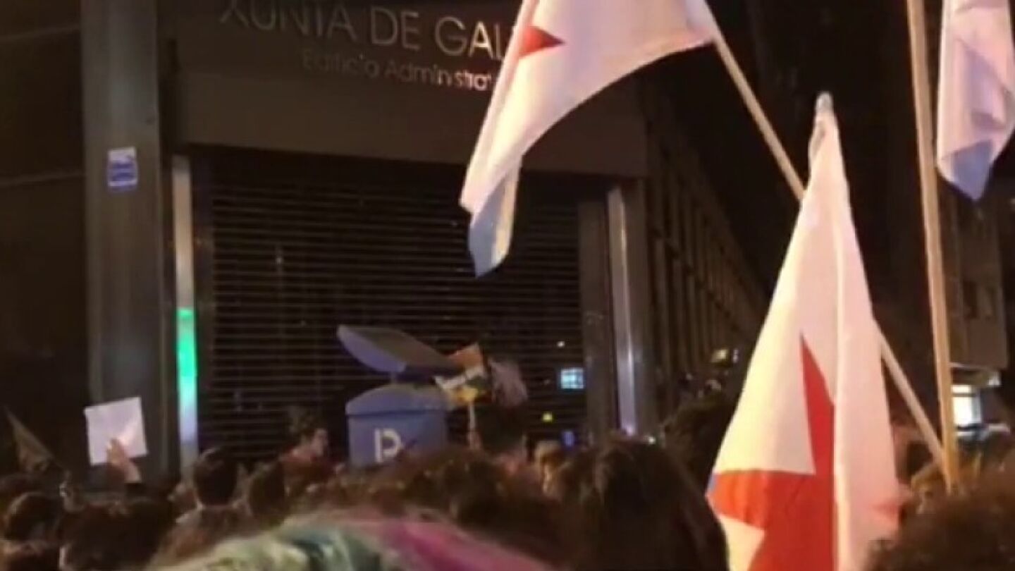 Protestas frente a la sede de la Xunta en Ourense