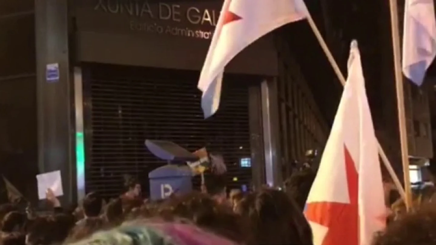 Protestas frente a la sede de la Xunta en Ourense Protestas frente a la sede de la Xunta en Ourense