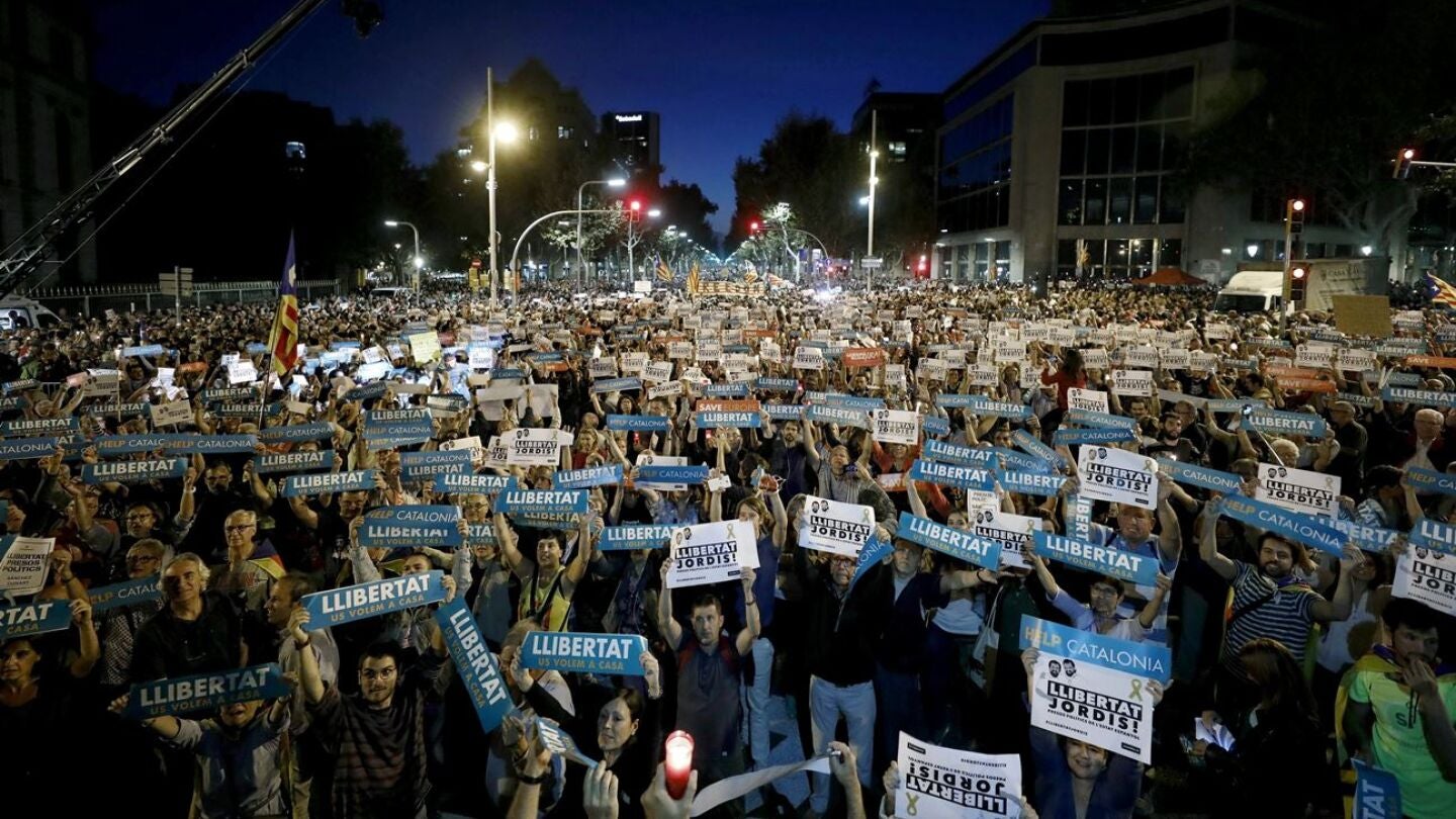 Multitudinaria concentraci&oacute;n en Barcelona en apoyo a los l&iacute;deres de ANC y &Ograve;mnium