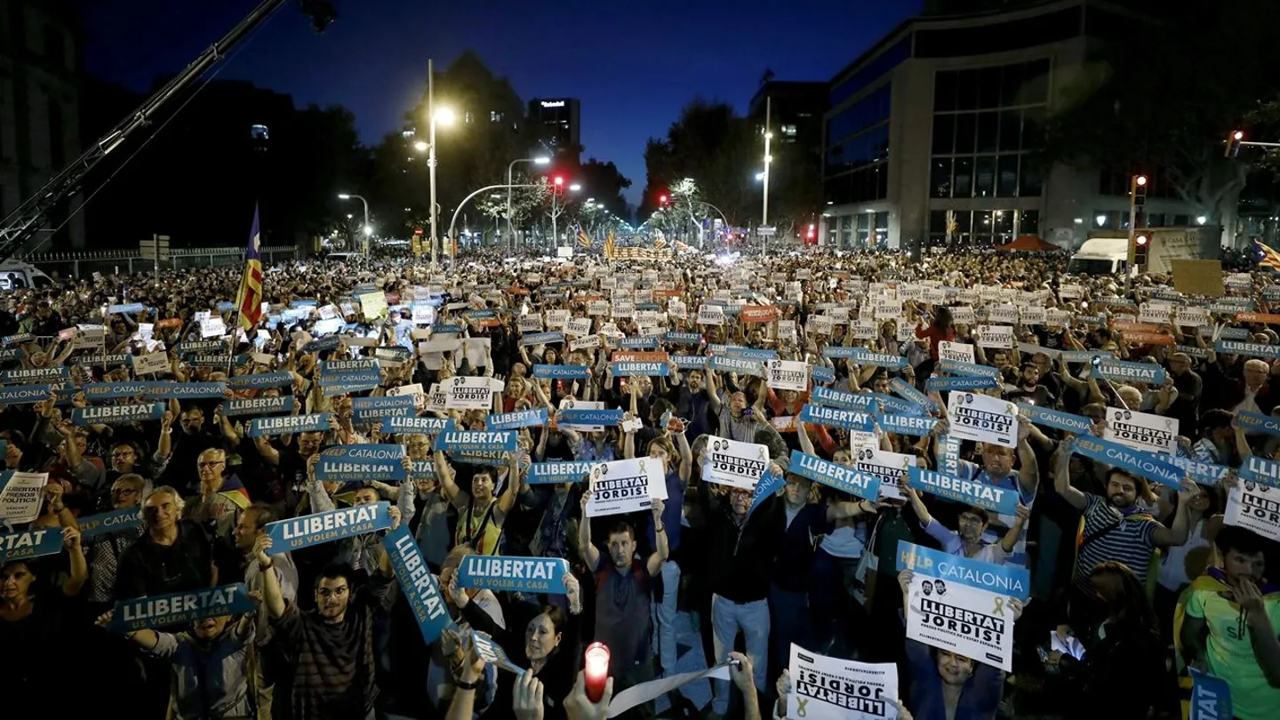 Multitudinaria concentración en Barcelona en apoyo a los líderes de ANC y Òmnium Multitudinaria concentración en Barcelona en apoyo a los líderes de ANC y Òmnium