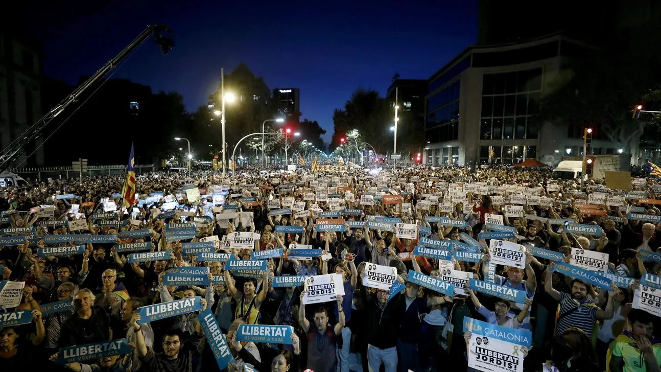 Multitudinaria concentración en Barcelona en apoyo a los líderes de ANC y Òmnium