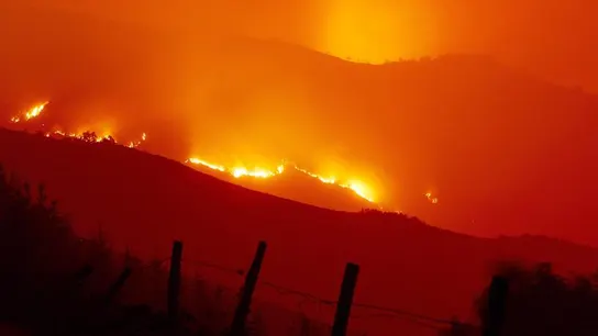 Imagen de archivo de uno de los fuegos que quemó Galicia en 2017 Llamas de uno de los incendios forestales que han afectado estos días a Galicia