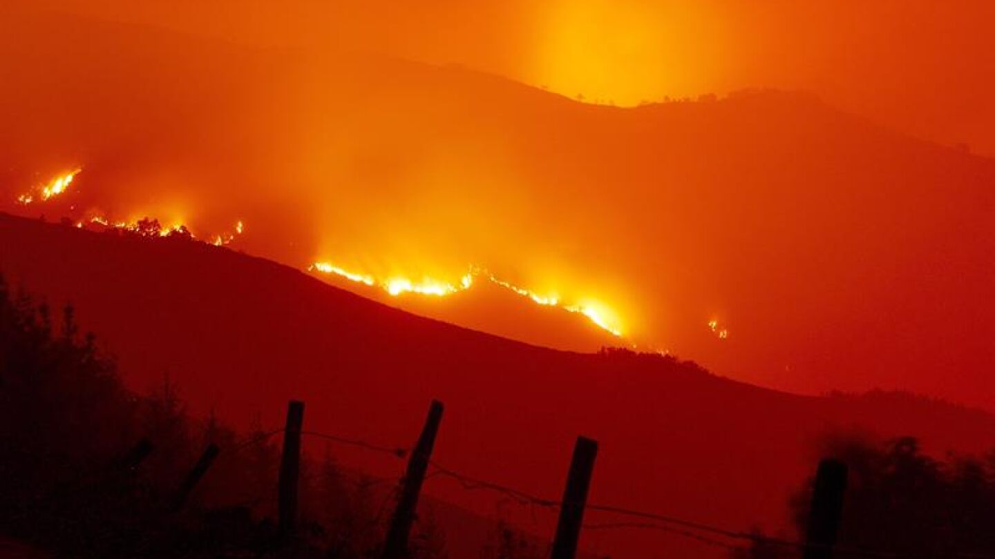 Llamas de uno de los incendios forestales que han afectado estos d&iacute;as a Galicia
