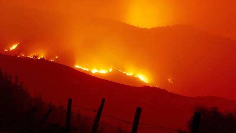 Llamas de uno de los incendios forestales que han afectado estos días a Galicia