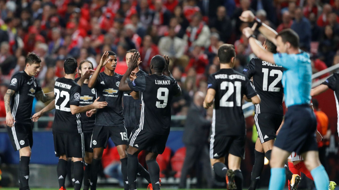 Rashford celebra su gol contra el Basilea con sus compa&ntilde;eros