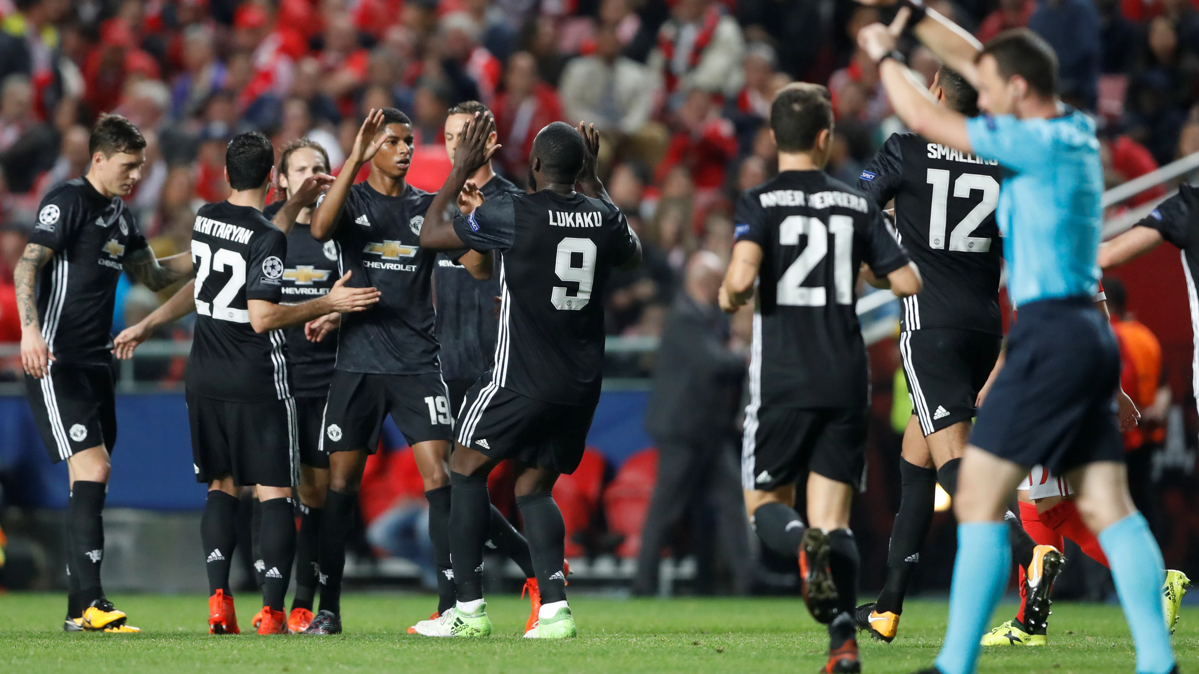 Rashford celebra su gol contra el Basilea con sus compañeros