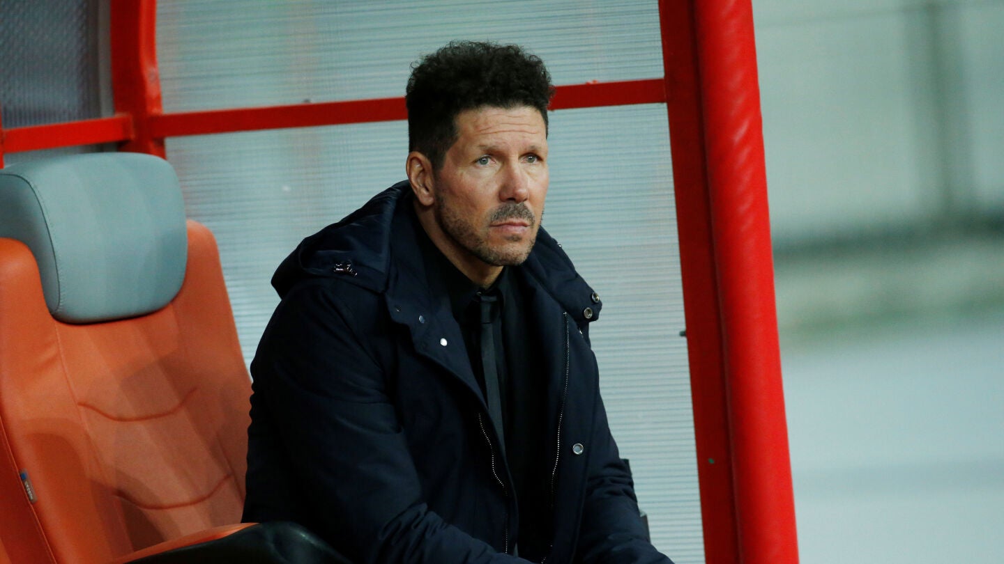 Simeone, en el banquillo durante el Qarabag - Atl&eacute;tico de Madrid