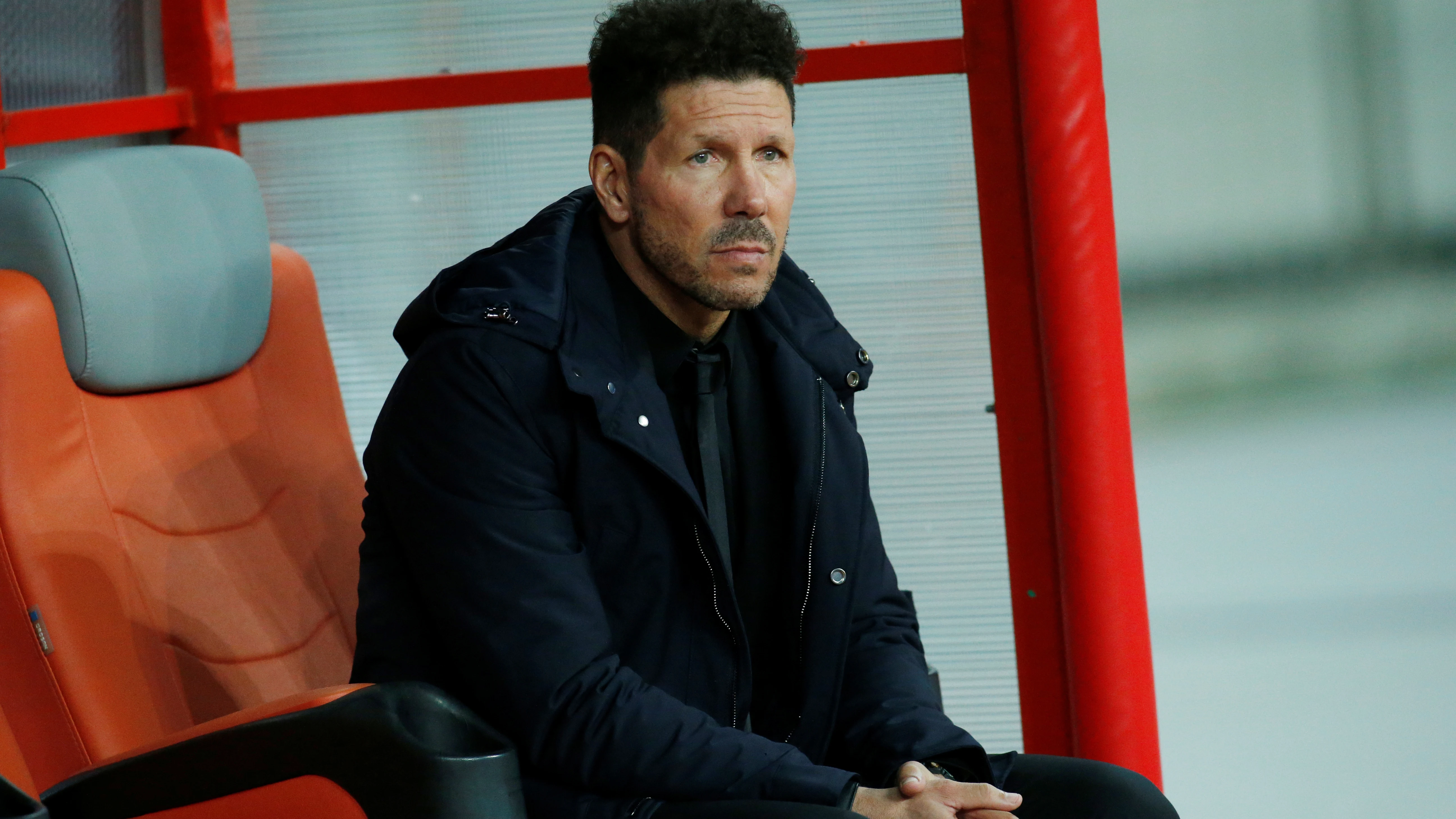 Simeone, en el banquillo durante el Qarabag - Atlético de Madrid