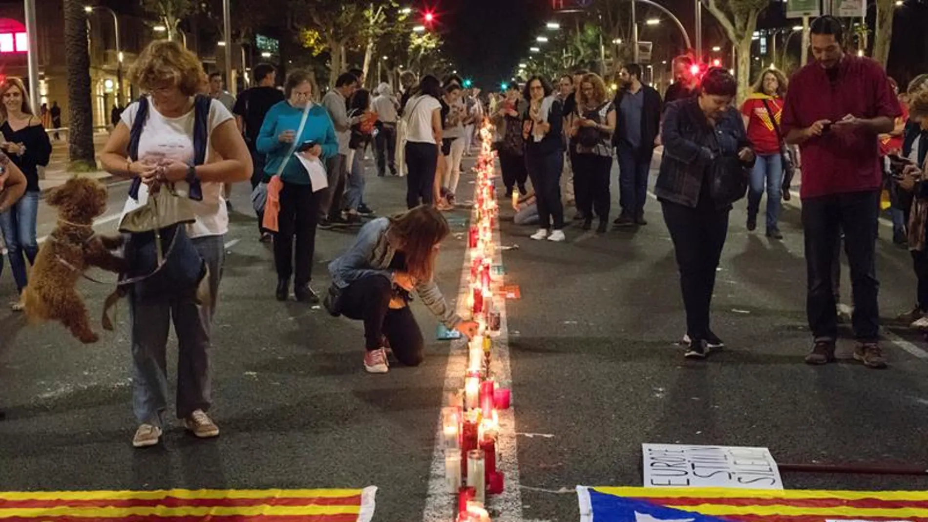 Concentración en la Avenida de la Diagonal de Barcelona convocada anoche por Omnium Cultural y la ANC para pedir la libertad de sus líderes