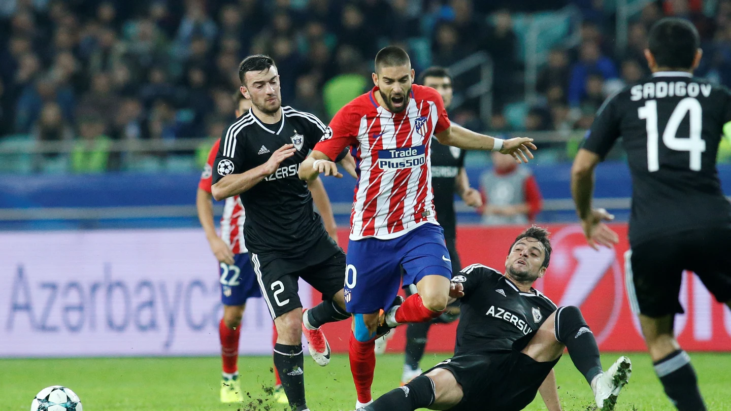 Carrasco intenta avanzar ante la defensa del Qarabag Carrasco intenta avanzar ante la defensa del Qarabag