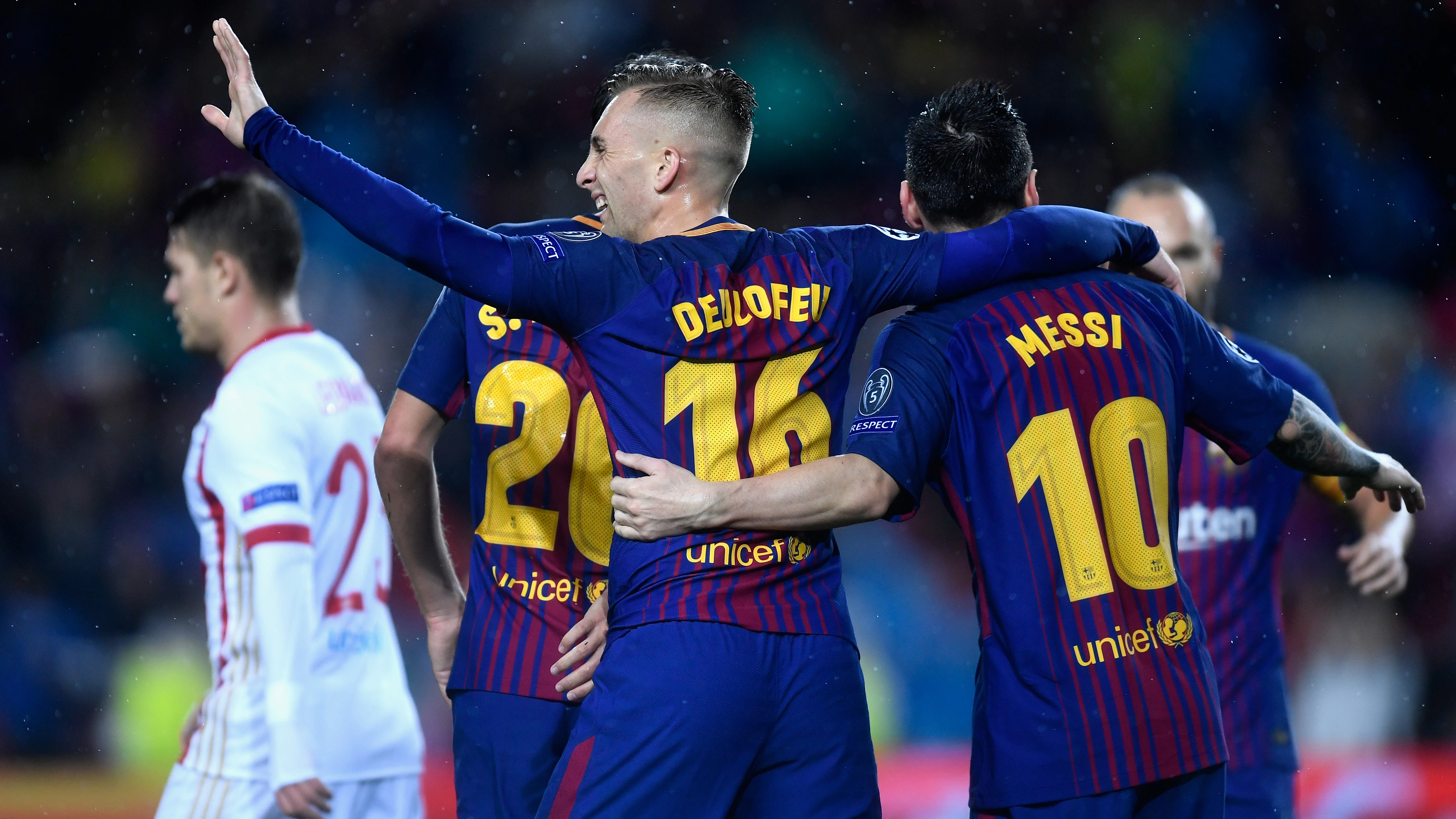 Deulofeu y Messi celebran el 1-0 frente al Olympiacos Deulofeu y Messi celebran el 1-0 frente al Olympiacos