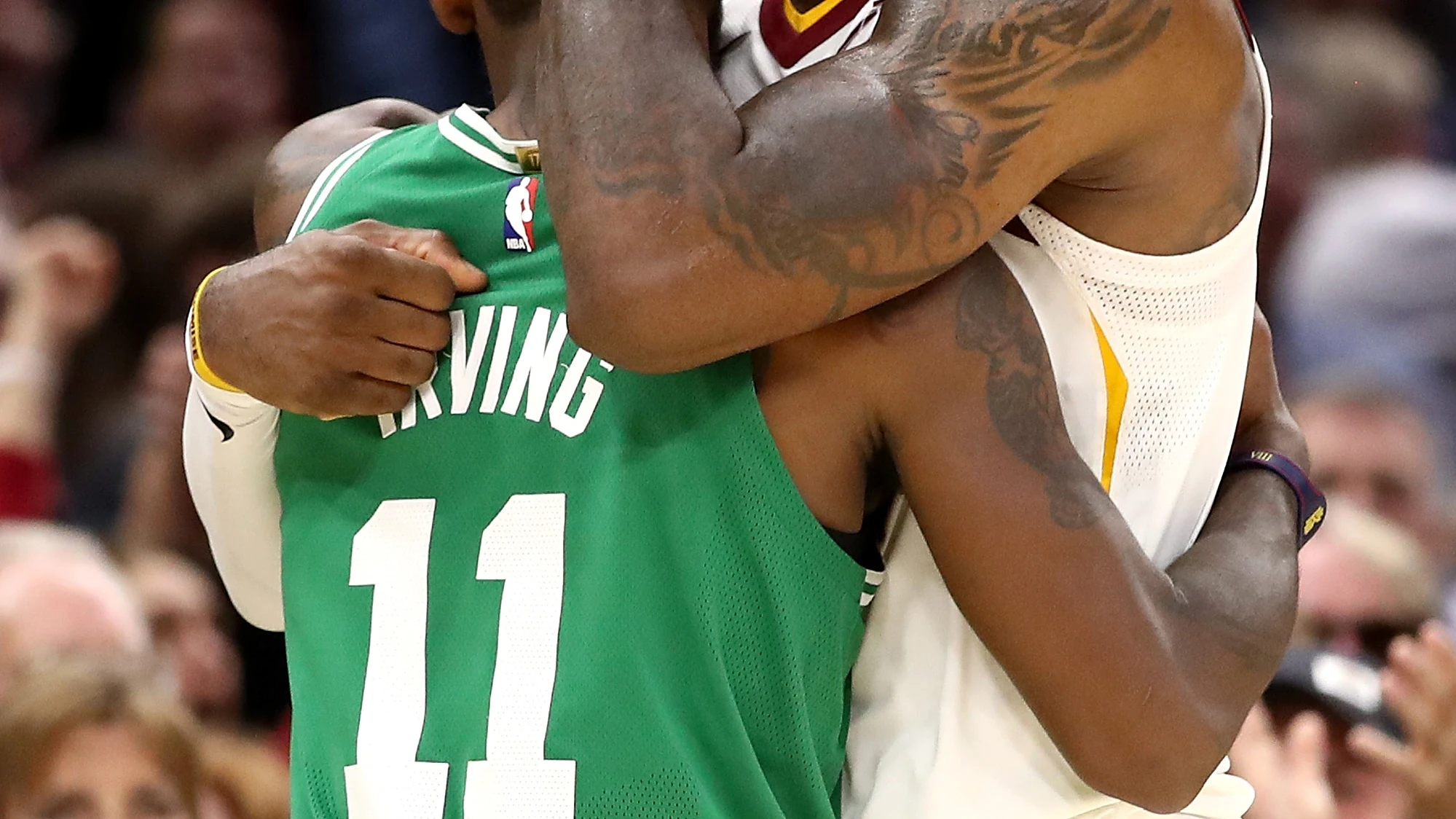 LeBron James abraza a Kyrie Irving tras disputar su partido NBA