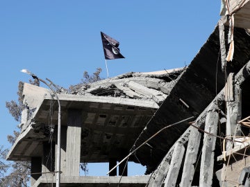 Una bandera de Daesh ondea sobre un edificio destruido cerca de la Plaza del Reloj de siria Una bandera de Daesh ondea sobre un edificio destruido cerca de la Plaza del Reloj de siria