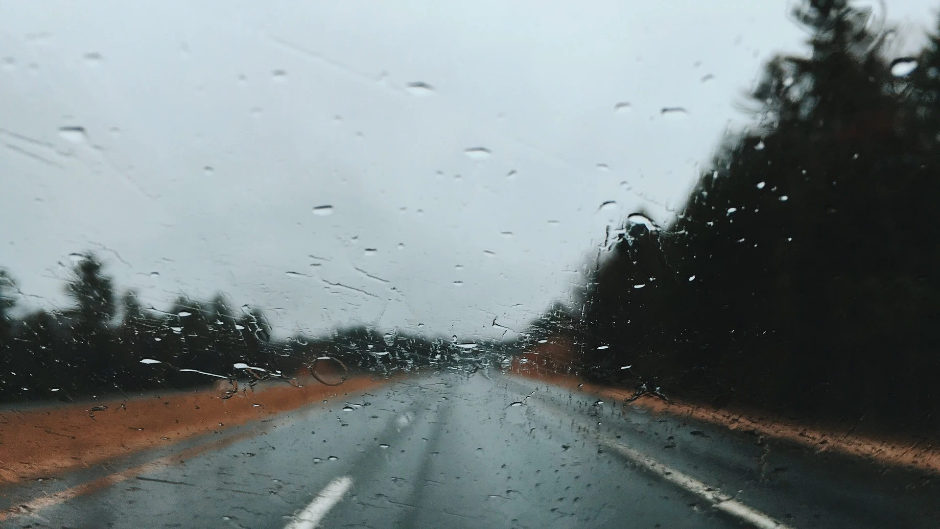 Lluvia en la carretera