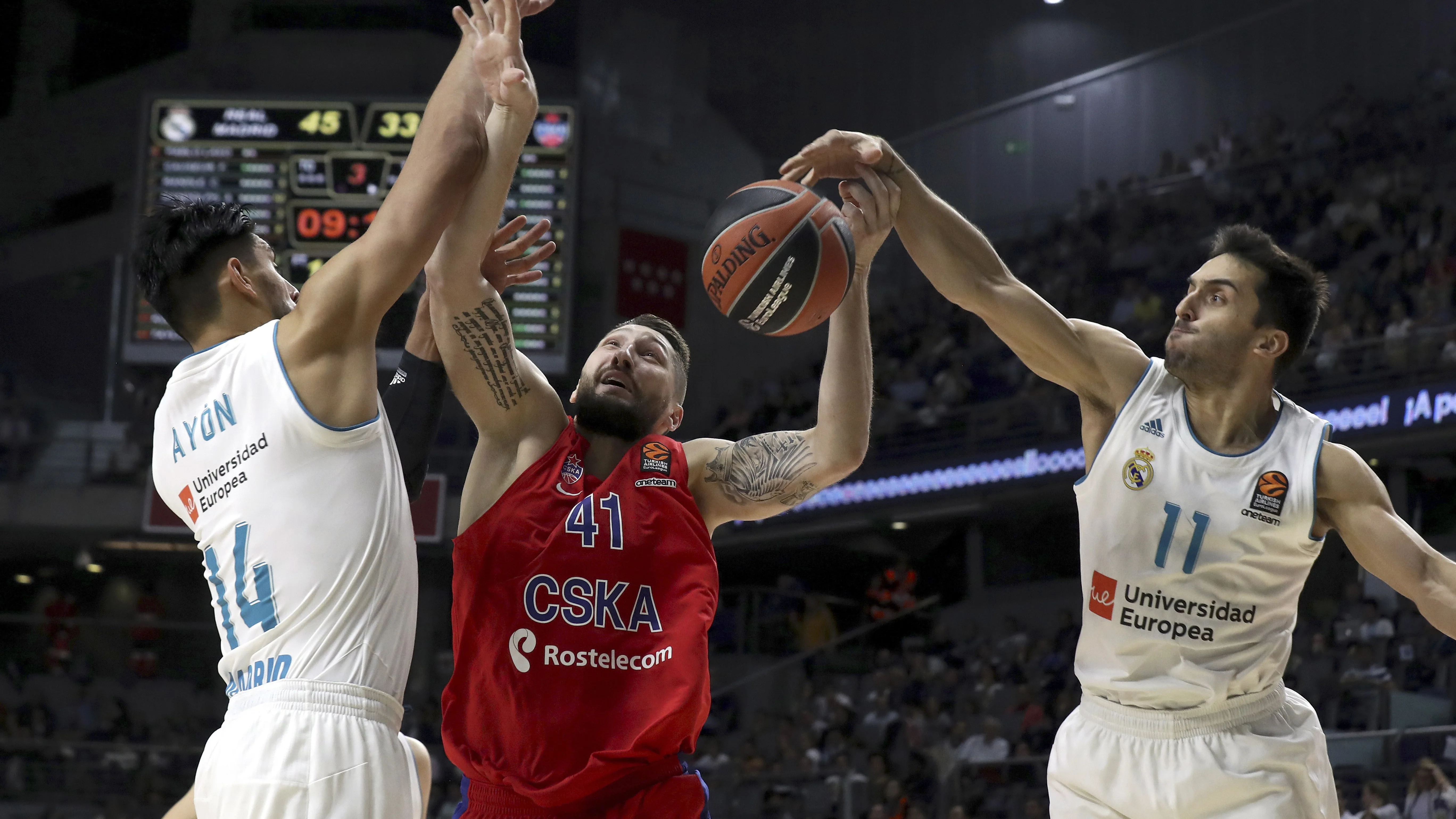 Kurbanov trata de entrar a canasta entre Ayón y Campazzo Kurbanov trata de entrar a canasta entre Ayón y Campazzo