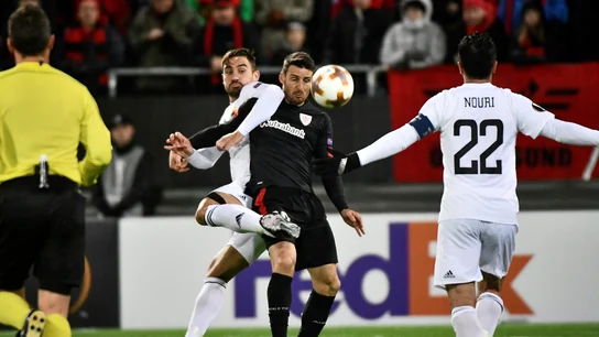 Aduriz pelea por un balón con un jugador del Östersund Aduriz pelea por un balón con un jugador del Östersund