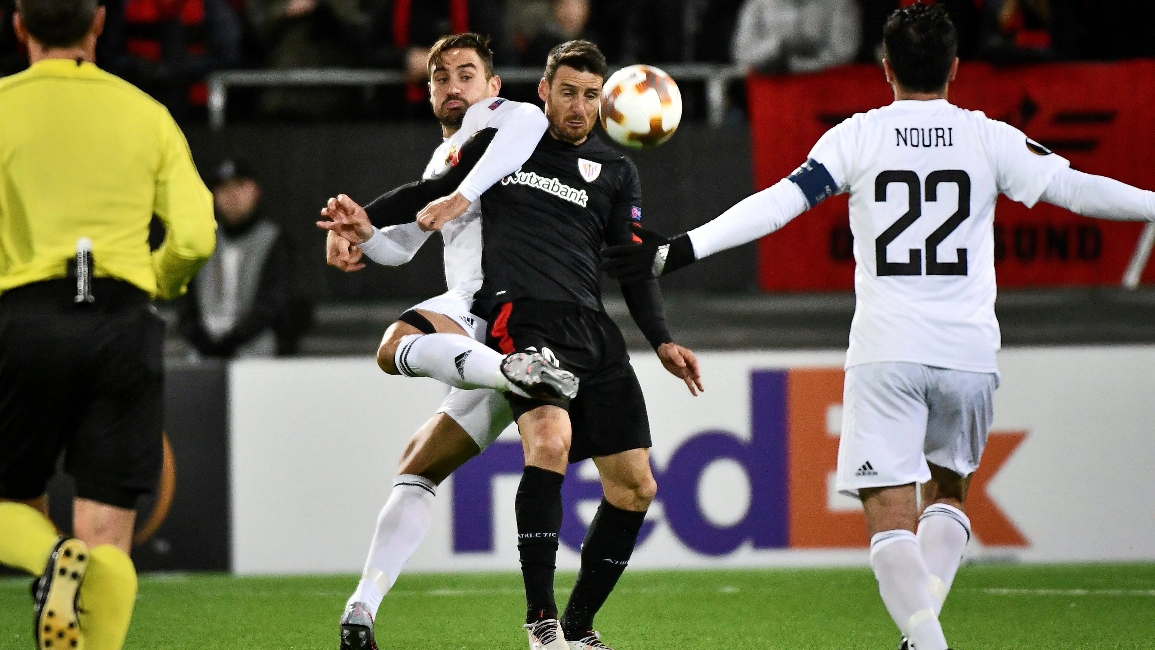 Aduriz pelea por un balón con un jugador del Östersund